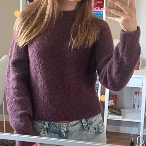 Lila/vinröd stickad tröja - Lila/vinröd stickad tröja från & other stories💜 Nypriset är 490kr