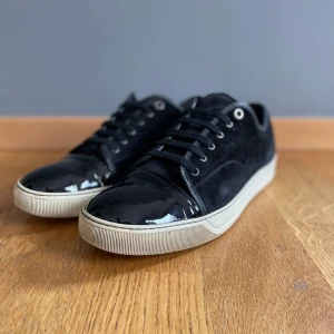 Lanvin - Säljer nu mina lanvins då dom inte kommer till användning. Cond 8/10, det ända är att toe boxen är lite creazeed. Storleken är Uk 11 som motsvarar 45. Skorna är i färgen svart.   Byten kan vara intressant✌🏻