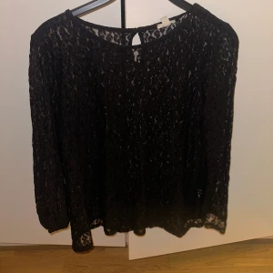 Långärmad tröja  - Super fin tröja i spets skulle jag vilja påstå, Ser lite ut som leopard mönster. På lappen står det 3xl men tycker inte det stämmer! Skulle säga det är med en M 