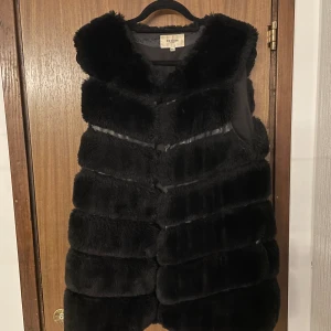 Pälsväst  - Pälsväst inte äkta päls men väldigt fin och i bra skick 