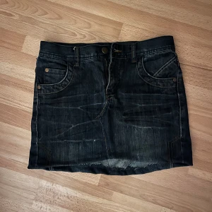 Jeanskjol - Säljer denna jeanskjol som är omsydda från jeans då den är lite tajt för mig på låren. Pris kan diskuteras vid snabb affär!💕💕