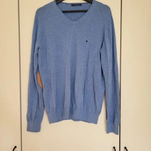 Tröja Purification Garcia - Tröja av märket Purification Garcia Herr Litet hål i nacken vid kragen, kan lagas på ett snyggt sätt på begäran  