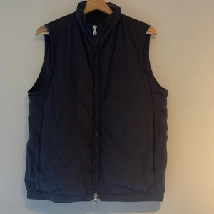 Oscar Jacobsson väst mörkblå - Säljer denna mörkblåa väst från Oscar Jacobsson i storlek M. Sparsamt använd. Jag är 182 och skulle säga att den passar perfekt på mig. Nypris 2000. Bara att skriva vid funderingar.