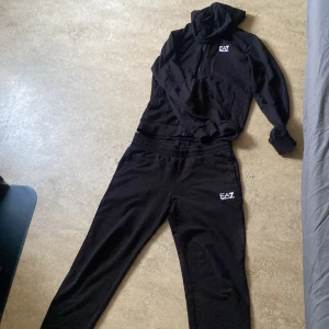 EA7 tracksuit - Helt ny EA7 tracksuit. Perfekt skick inga hål eller defekter! (Storlek M men passar S) Priset går att diskuteras