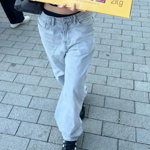 Snygga baggy jeans  - Baggy gråa jeans köpta här på plick men märket är H&M från herravdelningen i storlek 34. Passar baggy på mig (jag bär 36 EU) kan mäta midjan om det behövs. Skriv privat om ni är intresserade annars tryck köp nu knappen 💗