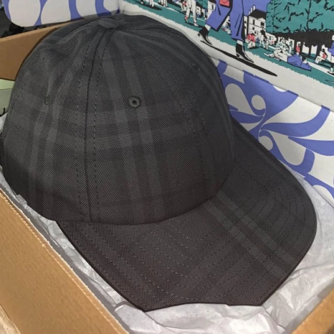 Svart burberry keps sökes