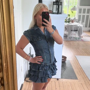 Jeansklänning💕 - Det är med sorg jag nu säljer denna supersnygga jeansklänning som jag ÄLSKAR, men som har blivit för liten på mig😫💕🥰