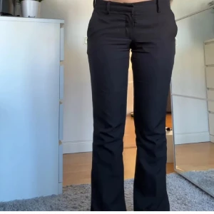 Kostymbyxor från Bikbok - Lågmidjade kostymbyxor från bikbok i storlek 36 i nyskick 🌸💗 ( lånad bild )