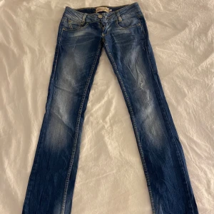 Lågmidjade jeans - Säljer dessa jätte snygga Lågmidjade bootcut jeans då de är för långa för mig som är 160cm. De är i storlek 32 och är i bra skick. Innerbens längden är ca 87cm. Köparen står för frakt.🩷