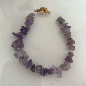 Gullit litet armband  - Jätte fint armband 💛💛💛(vet inte om kristallerna är äkta eller inte)