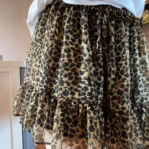 Leopardmönstrad byxkjol - Jättesöt leopardmönstrad byxkjol med band i midjan. Jätteskönt luftigt material och perfekt för sommaren💕