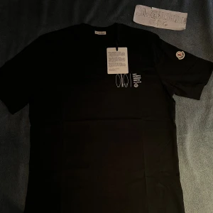 Moncler T-shirt - Helt ny! Väldigt snygg och unik design! Finns i Göteborg men kan självklart fraktas! (Original kvalitet) 
