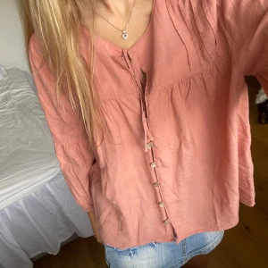 Korall blus - Sommrig blus från mango, såå fin färg!!❤️                        