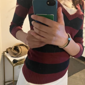 Abercrombie & Fitch tröja - Kortärmd abercrombie & Fitch tröja i bra skick köptes second-hand 