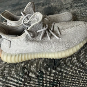 Yeezy 350 v2 - Storlek 42   Köptes på NK för många år sen och sen dess blivit använda ett fåtal gånger. Skolåda medföljer. Skick 9/10