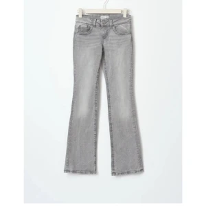 nya bootcut jeans - Nya gina jeans som inte kommer till användning, är lite mörkare i verkligen tycker jag än på bild men inte stor skillnad, väldigt sköna!💕 Bilden är från hemsidan men kan skicka bild på dom jag har också om man vill det!😊