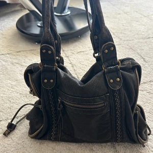 Väska - Från Shein, men aldrig använd. Jättefin kvalité på den. Köptes för över 400kr