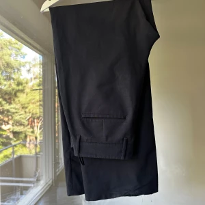 HOPE Wind Trouser - HOPE Wind Trouser i mörkblå kulör  Storlek 44 motsvarar M sitter bra på mig som är 184 och 63kg