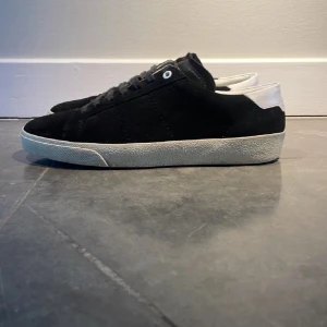 SAINT LAURENT SKOR - Säljer ett par galet feta Saint Laurent skor i sjukt bra skick! Nypris ligger runt 7000 på dessa. Mitt pris = 2949. Priset är diskuterbart vid snabb affär! Storlek 42, men passar även 43.