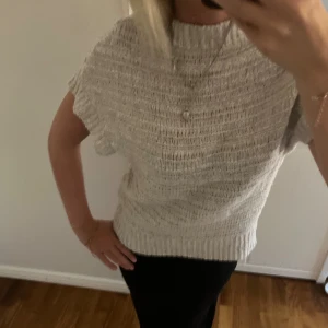 Stickad topp - Grå stickad topp, köpt på Plick och har ingen lapp på sig. Vet tyvärr inte märke