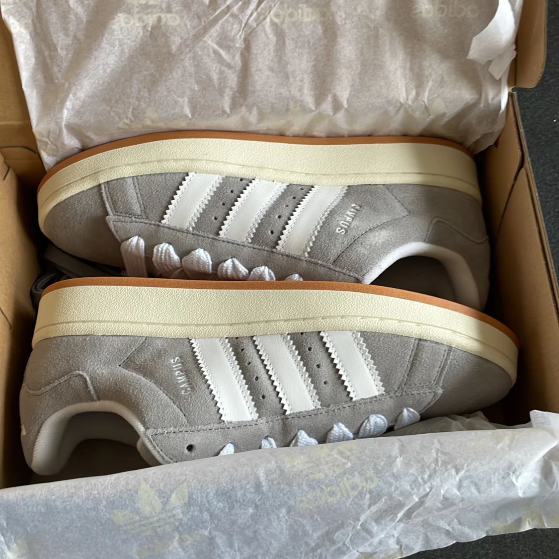 Oandvända Addidas campus 00s gråa
