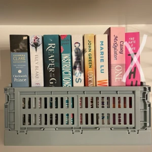 Böcker - Engelska böcker som är populära på booktok. Alla är i pocketformat utom ”the fault in our stars”. Böcker med ”X” framför är sålda! En bok 60kr, 2st 100kr & tre för 150🤍