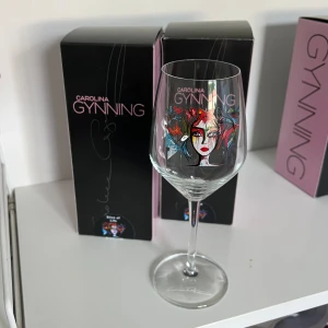 Carolinga gynning glas - Vit vins glas från carolina gynnings design, helt nya med kartong och allt. Har 2 st men kan sälja separat💘💘