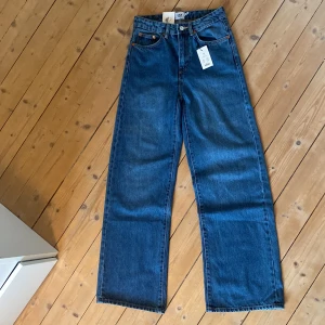 Jeans - High Rise, straight wide leg jeans från lager 157. Aldrig använda pga att de var för små. Rätt så långa i benen. Originalproduktioner är 300kr