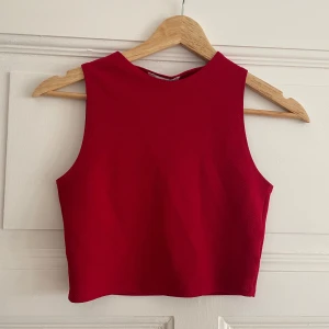 Rött linne❤️ - Rött crop top linne i storlek XS ❤️knappt använd! 