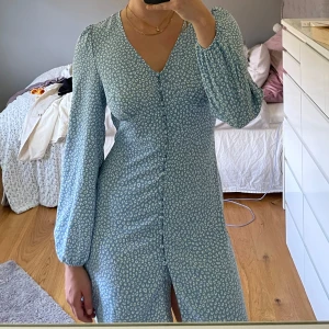 Klänning  - Adore liknande klänning från Nelly X glamouros. Sitter superfint på kroppen och otroligt skön! Säljer för det längre inte är min stil. Köpare står för frakt✨🌟