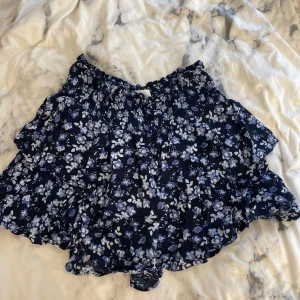 Sommarkjol - 2 stycken superfina kjolar som är väldigt tunna och fina i färgerna och mönsterna. Köp båda för 70 eller 1 av de för 50 kr. Passar perfekt nu i sommar☀️