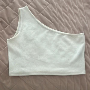 Topp!! - Denna super gulliga toppen är verkligen så enkel att stylea och passar med nästan allt. Det är i storlek M men passar även S