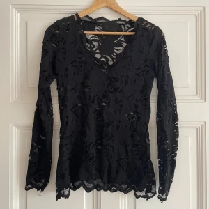 Lace top 🕸️ - Svart lace long sleeve top som passar storlek S 🖤Snygg djup v-ringning på framsidan! 