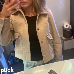 Zara kappa - ‼️ Inte min bild ‼️ Kappa från Zara köpt 2023, använde den från april - juni 💗 så den e inte jätteanvänd & det är inte synligt 🫰 Ord priset är 450 (tror jag) så jag säljer för 225+ frakt 💗 (Pris kan diskuteras) 💝Jag är strl XXS/XS/S och den passar bra!