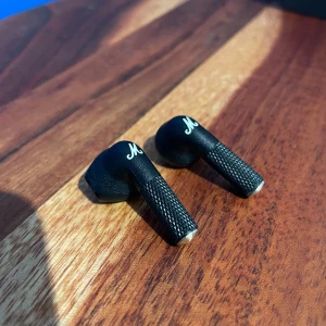  - Marshall hörlurar fick i julklapp men använde ej för hade andra liknande men fungerar bra laddare  följer med snygga bra 👍 nypris 899kr så vilket fynd 