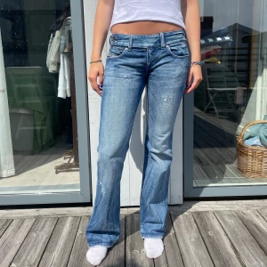 Diesel jeans  - Skit snygga och trendiga diesel jeans, säljer då dem är lite för små och jeans garderoben är lite för full. Nyskick och så extremt snygga! Innerbenslängden: 84cm & midjemåttet rakt över: 39,5. Skriv vid frågor eller funderingar💗