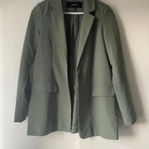 Grön blazer - Säljer en grön blazer i bra skick från Vero Moda i storlek 34🤍