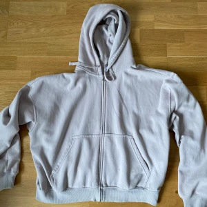 Weekday Zip Hoodie - Wekday zip Hoodie sparsamt använd finns liten råsa fläck på första bilden men annars i bra skick ny pris 500sek