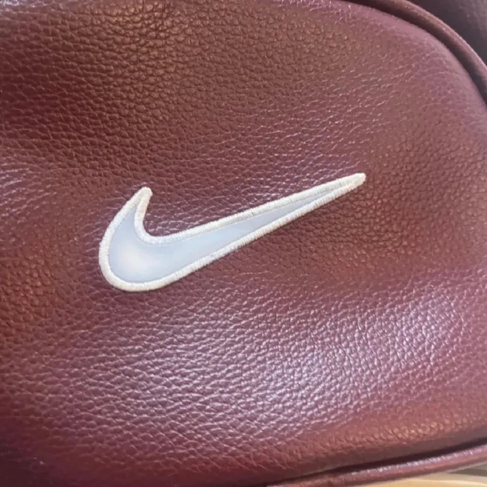 vintage Nike läderryggsäck från 90-talet i vinröd färg. Den har mindre slitage, bubbelbotten har några fläckar inuti (från en penna). kanske kan gå bort med Vanish. mycket rare väska!!Mått ca 29x32. Väskor.