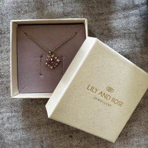 Lily and rose halsband - Halsband från Lily and rose jewellery-EMILY NECKLACE – IRIS (lila/rosa). Använt en gång, är i nyskick.   Nypris 349kr