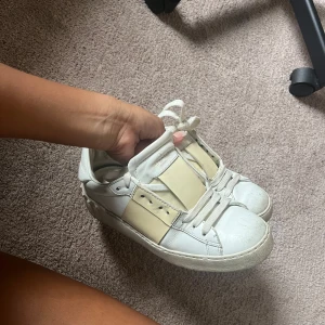 Valentino skor  - Säljer mina älskade valentino open skor som har en glansig färg o passar med allt💓💗 dustbag medföljer!!! 