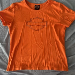 Harley Davidson tröja  - Säljer en harley Davidson knappt använd tröja. De står L på tröjan men de sitter mer som S-M. Alla rhinestones är kvar. Säljs pga av att den inte kommer till användning. 💞
