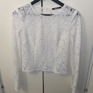 Spetstopp vit - Vit spetstopp från Gina Tricot! Aldrig använt och är i mycket bra skick💞