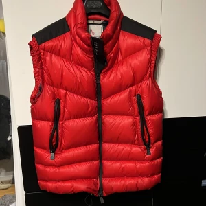Moncler väst - Moncler Grenoble väst, perfekt till vår, höst och vinter. jackan är i 8/10 skick inga större defekter och använd varsamt, självfallet är den äkta och den är köpt i tyskland 2021 för 6900kr. Skriv vid några funderingar.