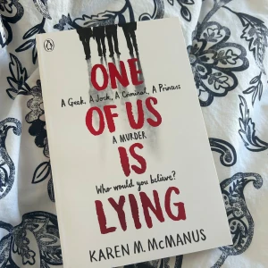 One of us is lying!! - Boken ”One of us is lying” av Karen M. McManus. Boken är i ett väldigt bra skick, och säljer då jag har dubbletter💗