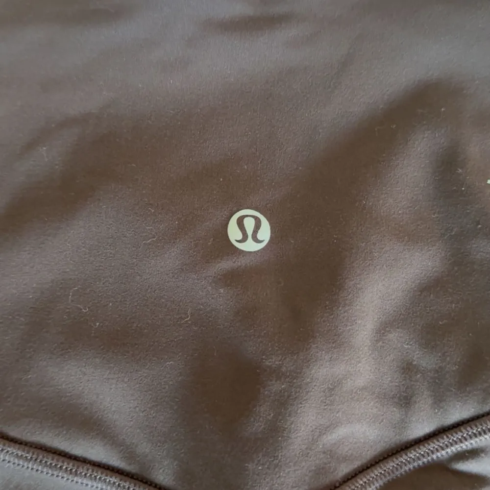 Jättesnygga träningsbyxor från lululemon, faller tyvärr inte i den stilen jag brukar använda vill ha lite lösare därav jag säljer de. Nypris ca 1480kr jag släpper de för 900kr och kan skickas med spårning. . Sportswear.