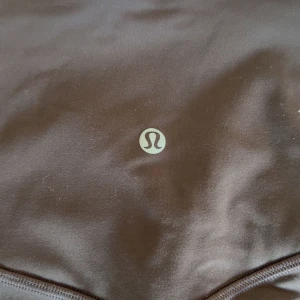 Lululdemon träningsbyxor  - Jättesnygga träningsbyxor från lululemon, faller tyvärr inte i den stilen jag brukar använda vill ha lite lösare därav jag säljer de. Nypris ca 1480kr jag släpper de för 900kr och kan skickas med spårning. 