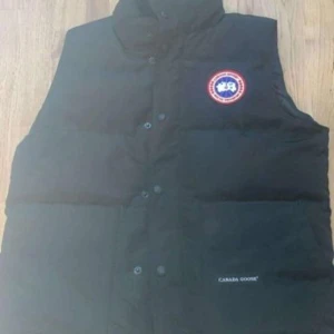 Canada Goose väst - En skööön väst från Canada Goose som gör dig varm 🥵 