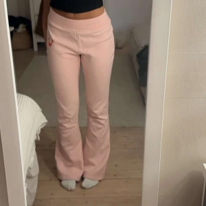 True religion mjukis - Mjukis från True Religion. Jättefint skick och superpopulära. Passar mig som är 165 så Xs/S. Man kan välja själv hur låg/högmidjade man vill ha dom. 