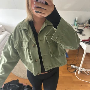 Grön jacka - Fin grön jacka från Ginatricot!❤️ liten i storleken, skulle säga att det är mer som en M